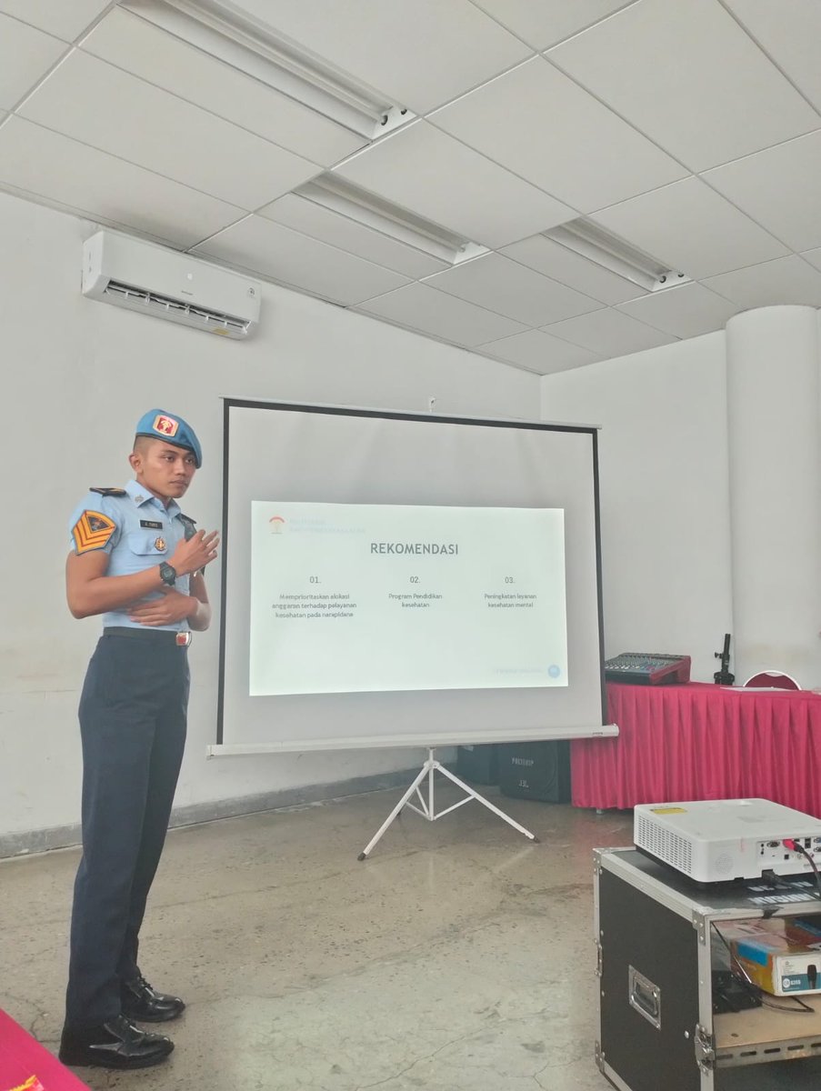 akbarfariss's tweet photo. Rabu (20/09/2023) saya melaksanakan Seminar Hasil Magang di hadapan Dosen Pembimbing Akademik, Ibu Naniek Pangestuti. Tulisan saya berjudul "Evaluasi Layanan Kesehatan Narapidana di Lapas Besi Nusakambangan" Alhamdulillah tulisan ini mendapatkan Apresiasi dari Dosen. https://t.co/X2mPRK4DkD