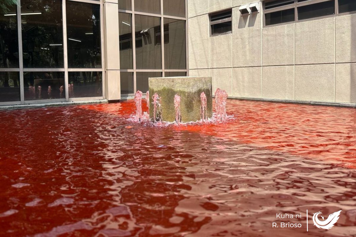 MatanglawinADMU's tweet photo. HUGAS KAMAY NG KARAHASAN.

TINGNAN: Muling nagkulay-dugo ang fountain sa harap ng Rizal Library First Pacific Hall ngayong araw, Setyembre 21, bilang paggunita sa ika-51 na taong anibersaryo ng Deklarasyon ng Batas Militar.

#NeverAgain #NeverForget https://t.co/A2TczXFhMy