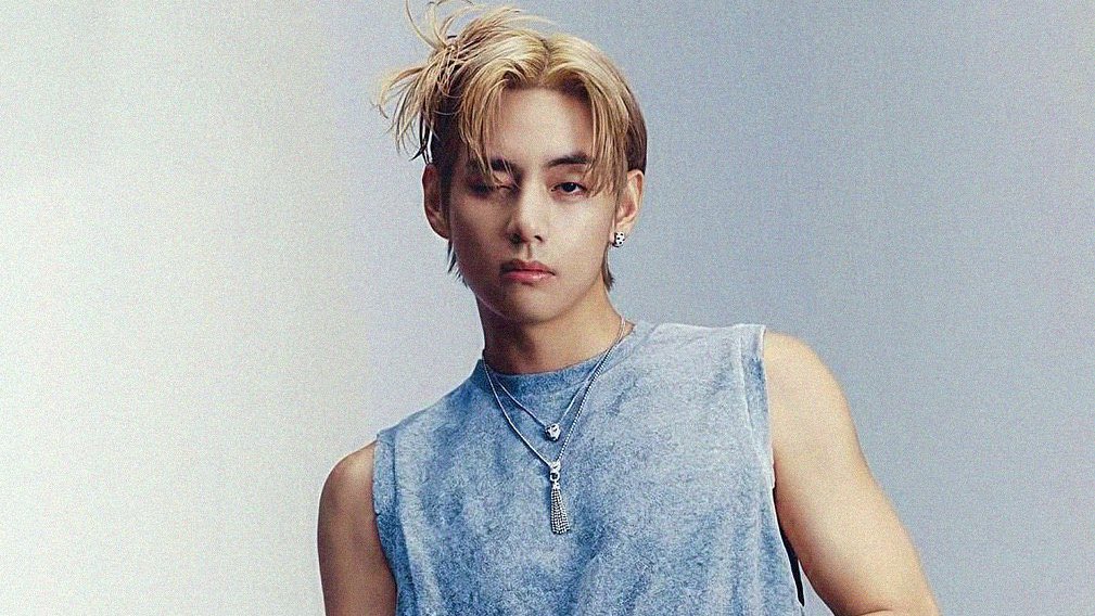 btschartsxdaily's tweet photo. 📊 #V's "Layover" becomes in the FIRST and ONLY album by a soloist to surpassed 2 million copies sold on Circle (Gaon) Album Charts! https://t.co/jJ1XUu6ZEr