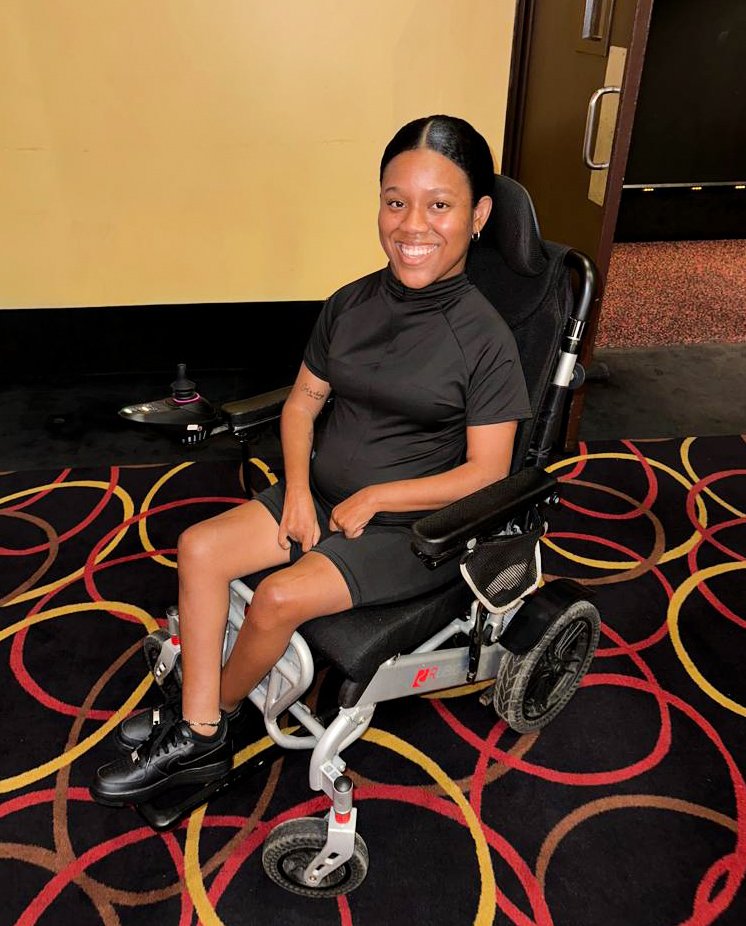janiralisbeth's tweet photo. Living my way 🖤
Jumpsuit: @Saledress_usa
Sneakers: @Nike
Electric Wheelchair: @amazon
#JaniraObregon #Quotes #GoodVibes #Wednesday #LoveYouself #Nike #AirForce1 #AlwaysSmiling #QueensNY #Latina #HispanicHeritage #HispanicHeritageMonth #WearingAllack #Amazon #LivingMyWay https://t.co/dhSOGd4k18