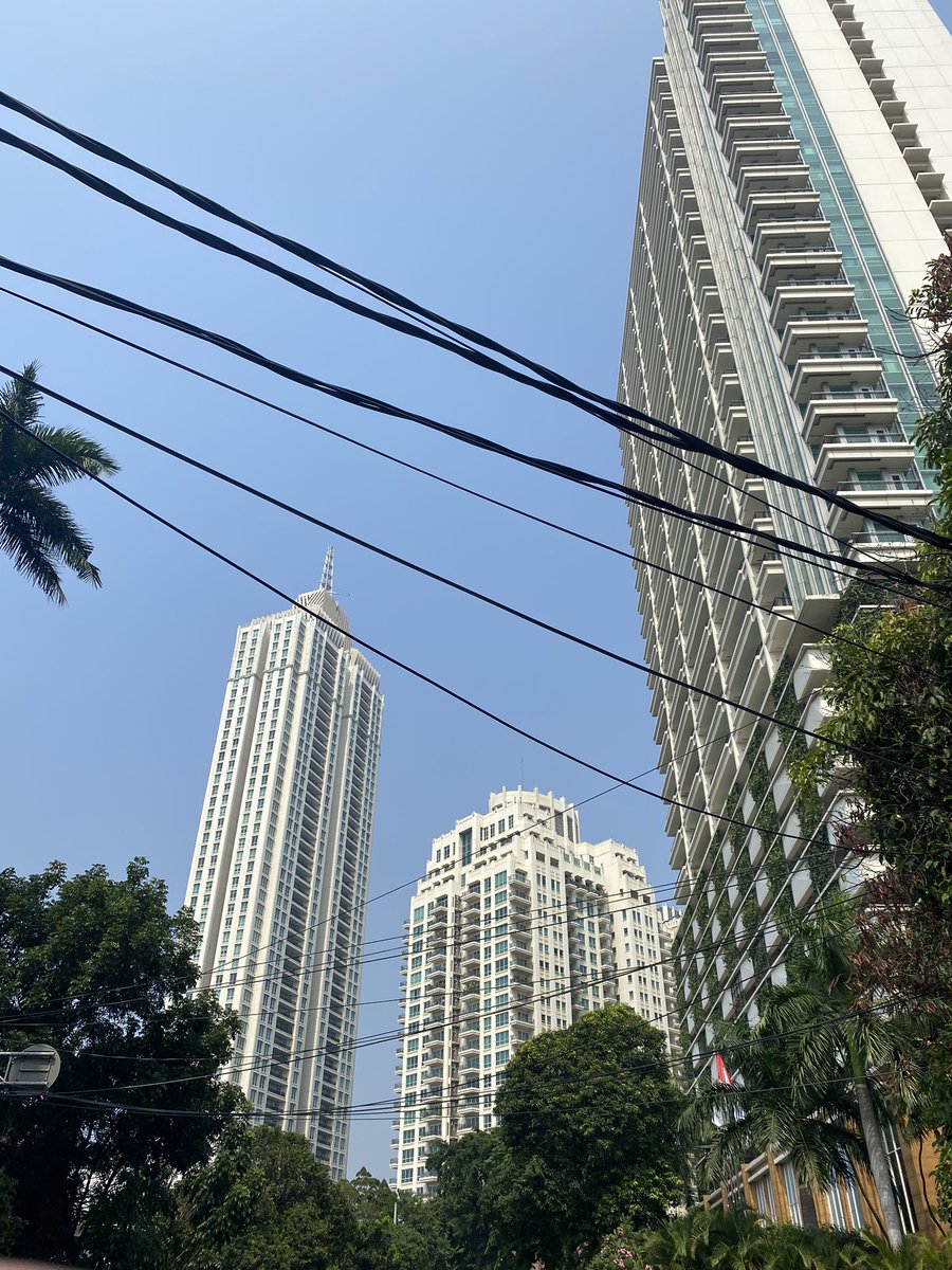 yedaedtrias's tweet photo. Aku selalu takjub dan suka ngeliat gedung gedung tinggi, apalagi malam, anjir norak eeh https://t.co/yGBp1mohhn