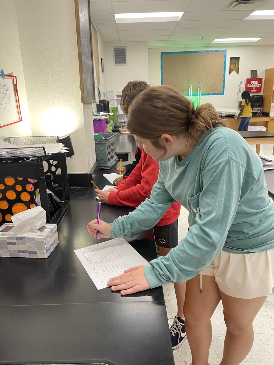 SJMSTigerPride's tweet image. Is it an element or compound? Students are deciding if these everyday substances are elements or compounds and counting how many atoms are present. #CoolScience