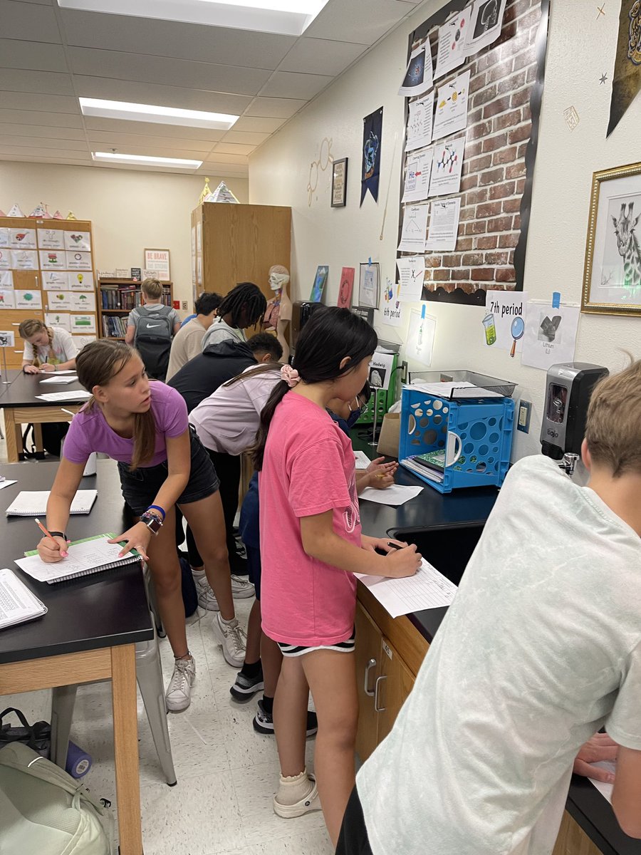 SJMSTigerPride's tweet image. Is it an element or compound? Students are deciding if these everyday substances are elements or compounds and counting how many atoms are present. #CoolScience