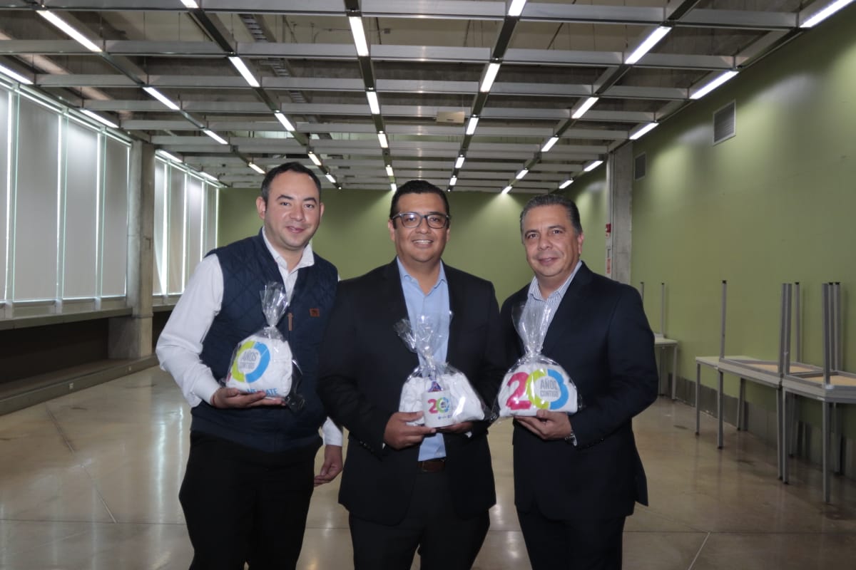 _QroDigital's tweet photo. En evento de aniversario del @CECEQGomezMorin presentó @_jcnieves , Director de Gobierno Digital e Innovación de la #SDTI el programa @_QroDigital cuyo equipo felicita a dicho centro por 20 años como un espacio dedicado a la educación, el arte y la cultura. ¡Feliz Aniversario! https://t.co/fqnkMLofLz