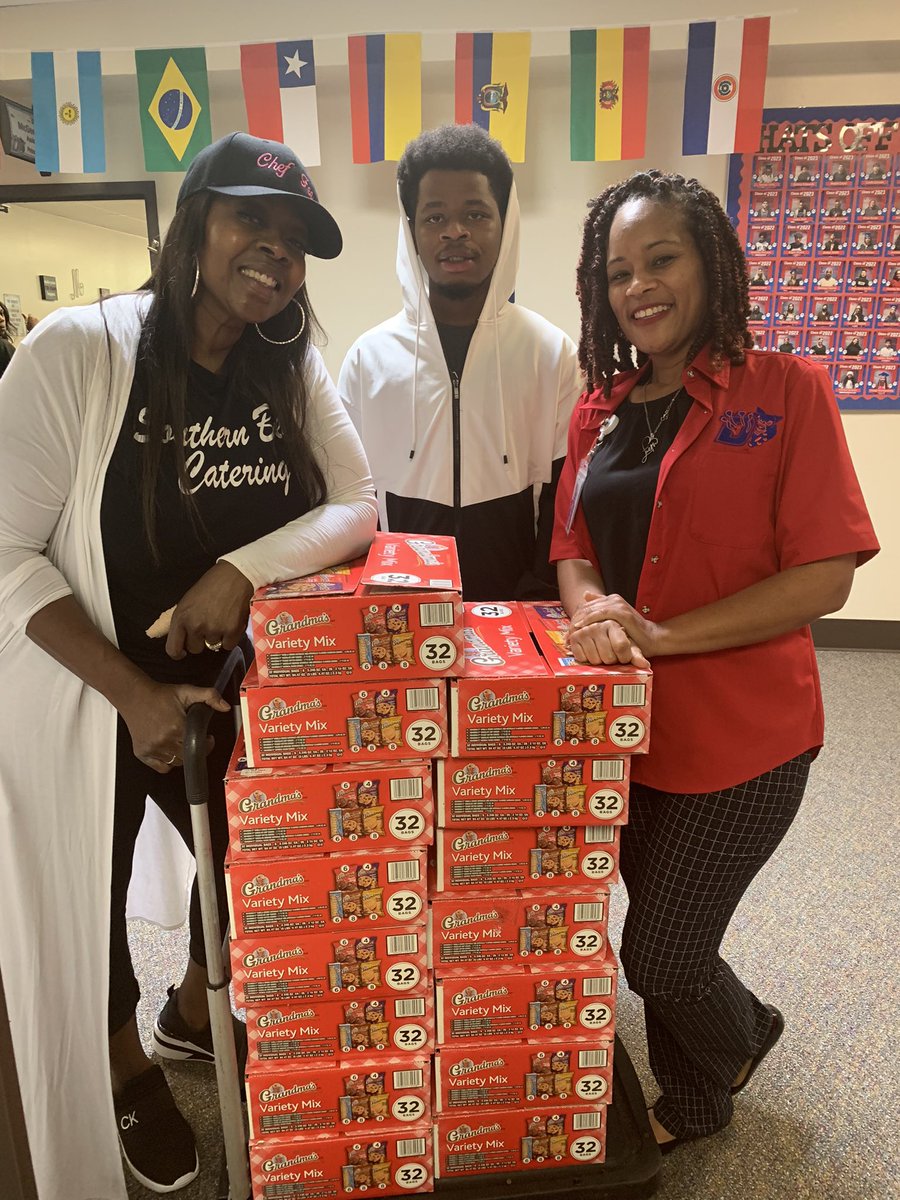 PACE_HS's tweet photo. Our Extended Day Program begins Wednesday, September 27th from 3:30pm-6:30pm and will occur weekly. Students have the opportunity for extended learning and enrichment experiences. Thank you Chef Fee for assisting with providing snacks for our students. 
#PACEReimagined
#PACECares https://t.co/iY0vqW5g2L