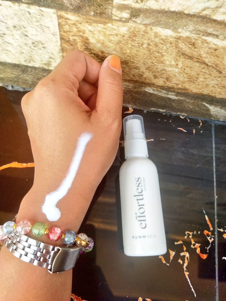 24aisyaah's tweet image. "Sunscreennya putih banget!"
"Kayaknya whitecast dan susah diblend nih"
Eits, jangan salah dulu. Justri ini sunscreen yang light and easy to blend.
Sini deh ku kasih tau!
shope.ee/3KynxehCaG

#racunskincare #sunscreen #localproduct