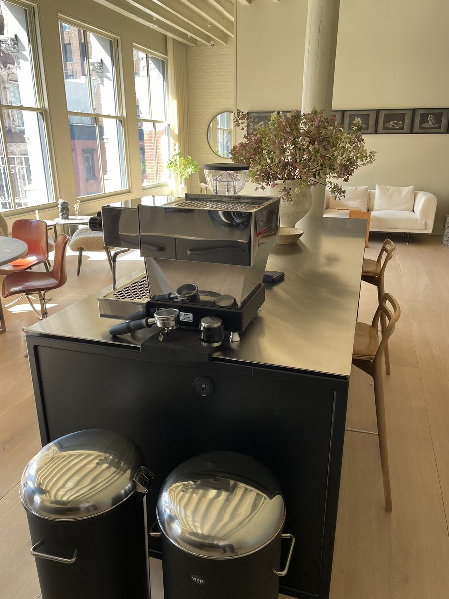 jesbc's tweet photo. Kæmpe fornøjelse at bruge tid med dygtige Sofie og Frank Egelund, der står bag @vipp. De åbnede døren op til deres smukke hjem, som også er showroom for det lækre design. Køkken, møbler og badeværelsesmoduler. Det hele oser af kvalitet, som giver energi og livsglæde #danskdesign https://t.co/wogA1fj5Ho
