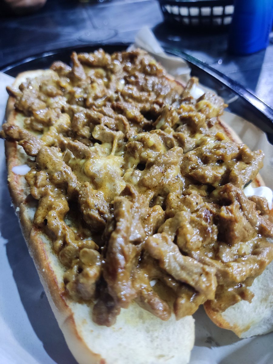 MalvadoElvis's tweet photo. #RoofBurger estrena producto y debo bautizarlo, es un pancito tostado en plancha con Tiras de carne, calabresa, Queso crema, Tocineta, Mozzarella gratinada y Cebolla caramelizada.

Cita este tweet con el nombre que deba llevar, el ganador tendrá una cena para 2 personas 🥓
#Pzo https://t.co/iS48NRAFqP