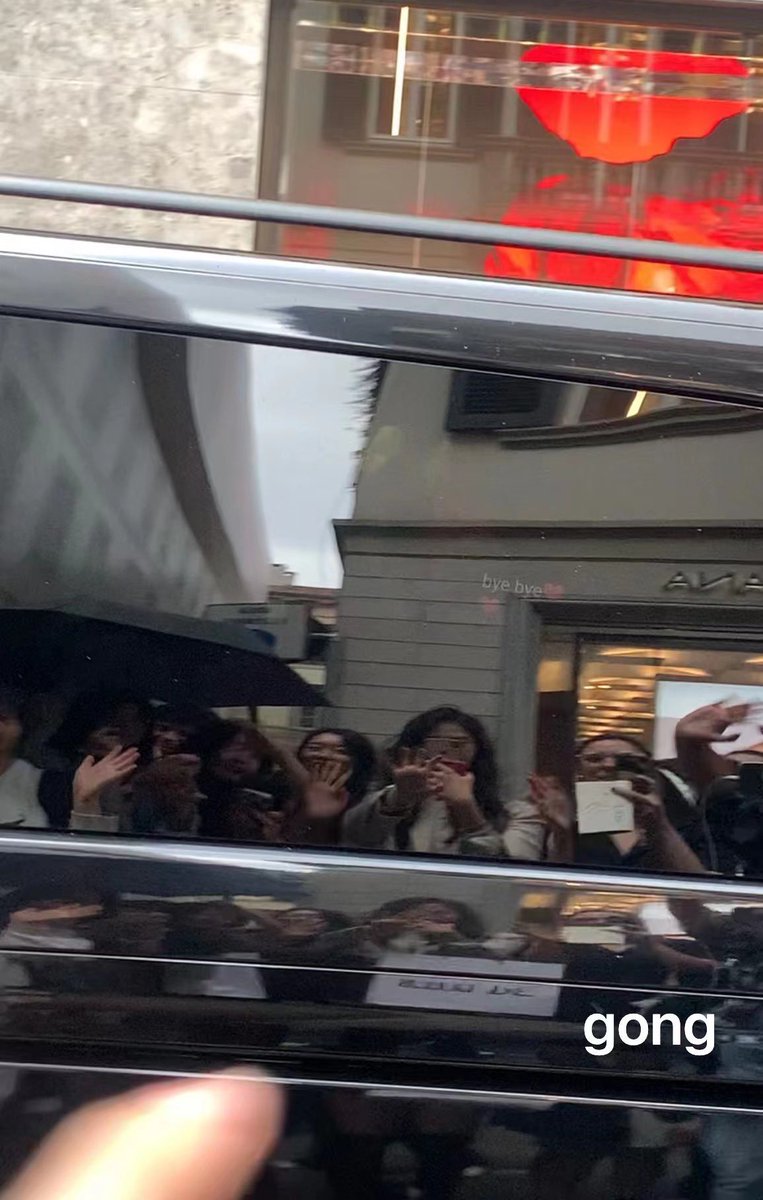 Jungwon composed messages on his phone and pressed them against the car window for Engenes to see before leaving the store. He displayed the messages:

"stay healthy ENGENE ❤️"
"bye bye ❤️❤️"

We don't deserve this guy. What an angel. 🥹
#ENHYPEN #JUNGWON #PRADAxENHYPEN