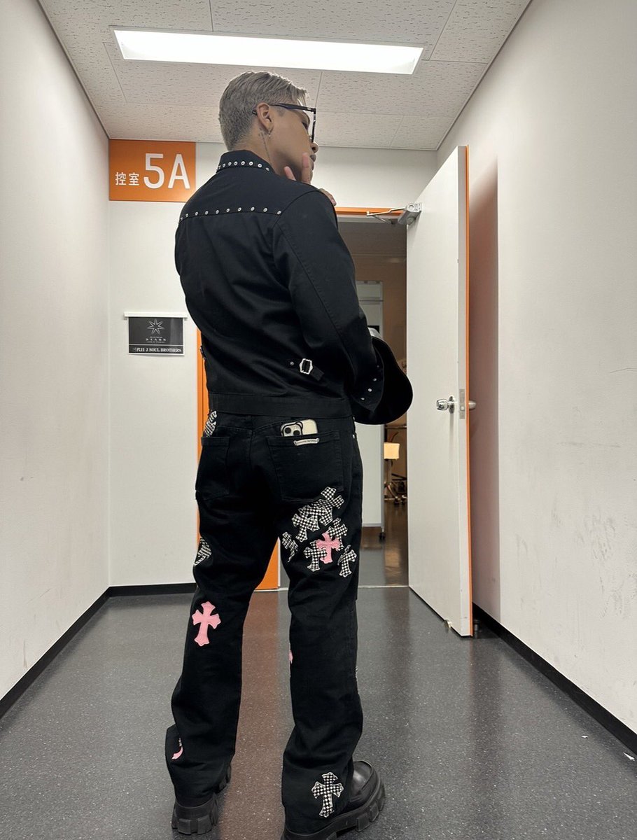 jsb3_official's tweet photo. 本日9月21日はELLYバースデー💛🎂
HAPPY BIRTHDAY TO ELLY👶🏽🎉✨

🌹20230921🌹
🕶🫰🏽🤳🏀

#HappyBirthdayELLY
#三代目JSOULBROTHERS
#ELLY https://t.co/yQ1thTb9kX