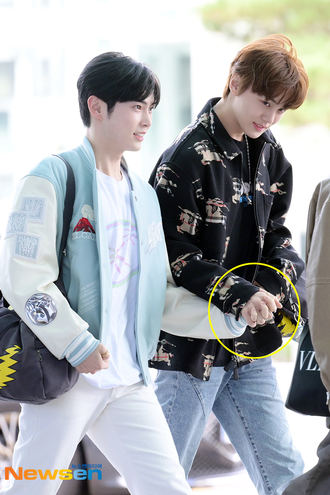 BebossTv's tweet photo. 📍The Newsen magazine captured #ZB1 #HANBIN and #Gyuvin at the airport this morning with the headline: ZB1 Sung Hanbin - Kim Gyuvin: Gyuvin, I'll hold your hand!🤣🤣
This morning, ZB1 left for the "2023 KPOP NATION" event in Poland👏
#kpopnew #KPOP #Beboss https://t.co/mGi6dJpjAg