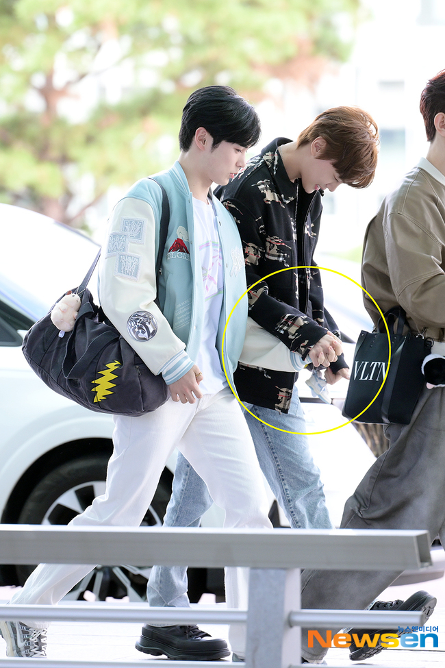 BebossTv's tweet photo. 📍The Newsen magazine captured #ZB1 #HANBIN and #Gyuvin at the airport this morning with the headline: ZB1 Sung Hanbin - Kim Gyuvin: Gyuvin, I'll hold your hand!🤣🤣
This morning, ZB1 left for the "2023 KPOP NATION" event in Poland👏
#kpopnew #KPOP #Beboss https://t.co/mGi6dJpjAg