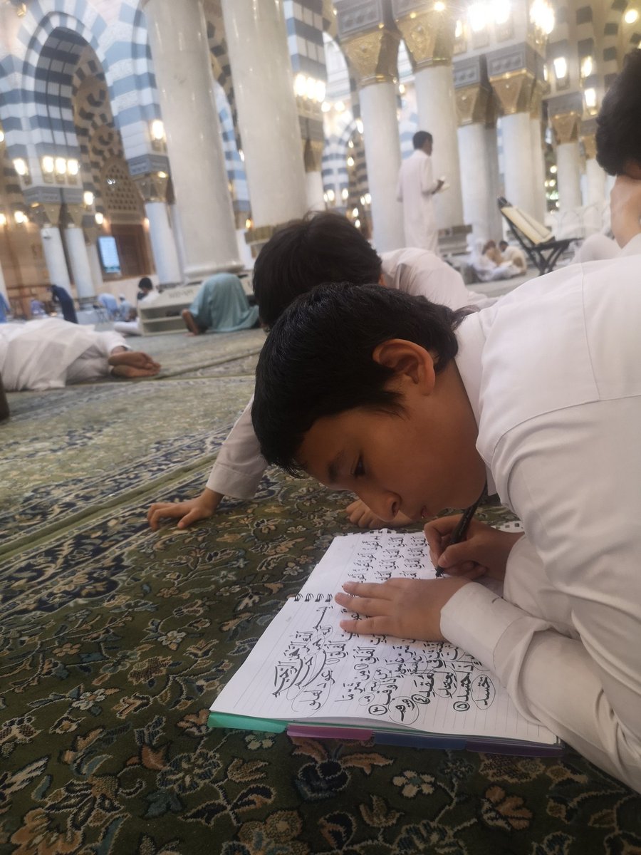 يتعلم خط المصحف الشريف في الحرم النبوي،،، بداية مشرقة 
#صباح_الخير