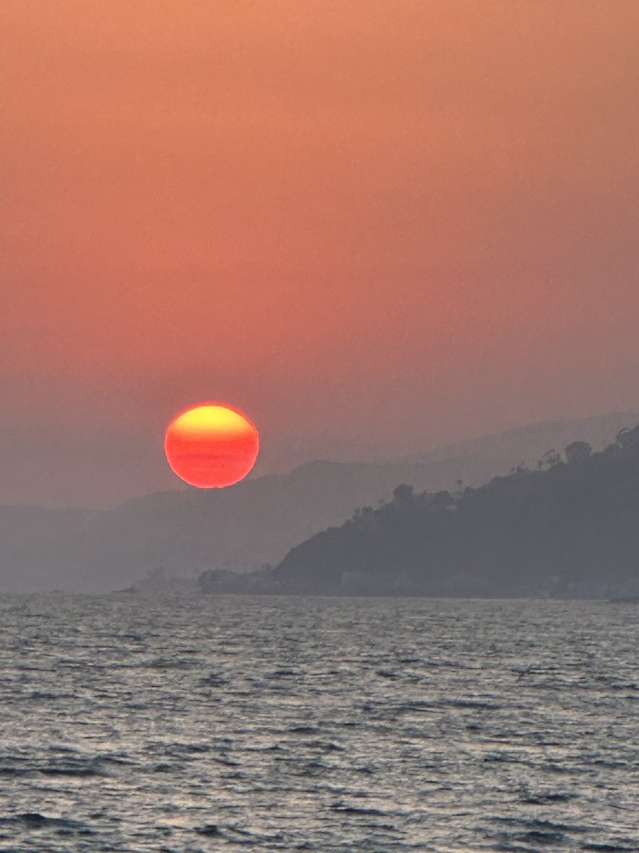 Photospice's tweet photo. i'm pulling a @GaryHershorn - but no where near as good!!! #sunset #willrogers #barbaradavidson https://t.co/ahGnA7JjUO