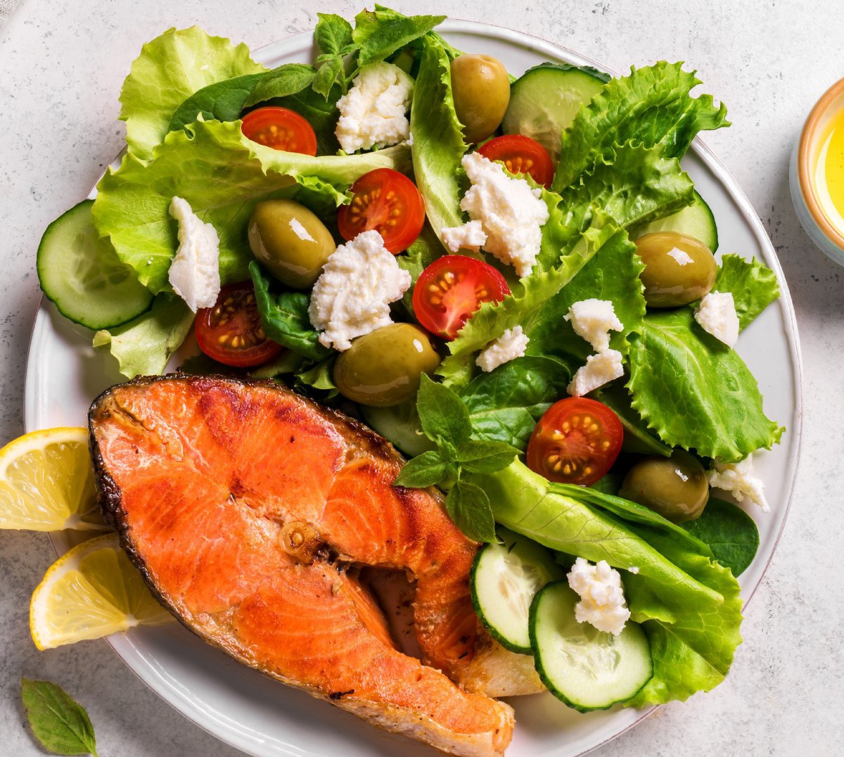 ketol0ve's tweet photo. Fresh green salad with feta, cucumbers, olives, cherry tomatoes, and fish steak 🤤😋 https://t.co/bJFKpqh7qj