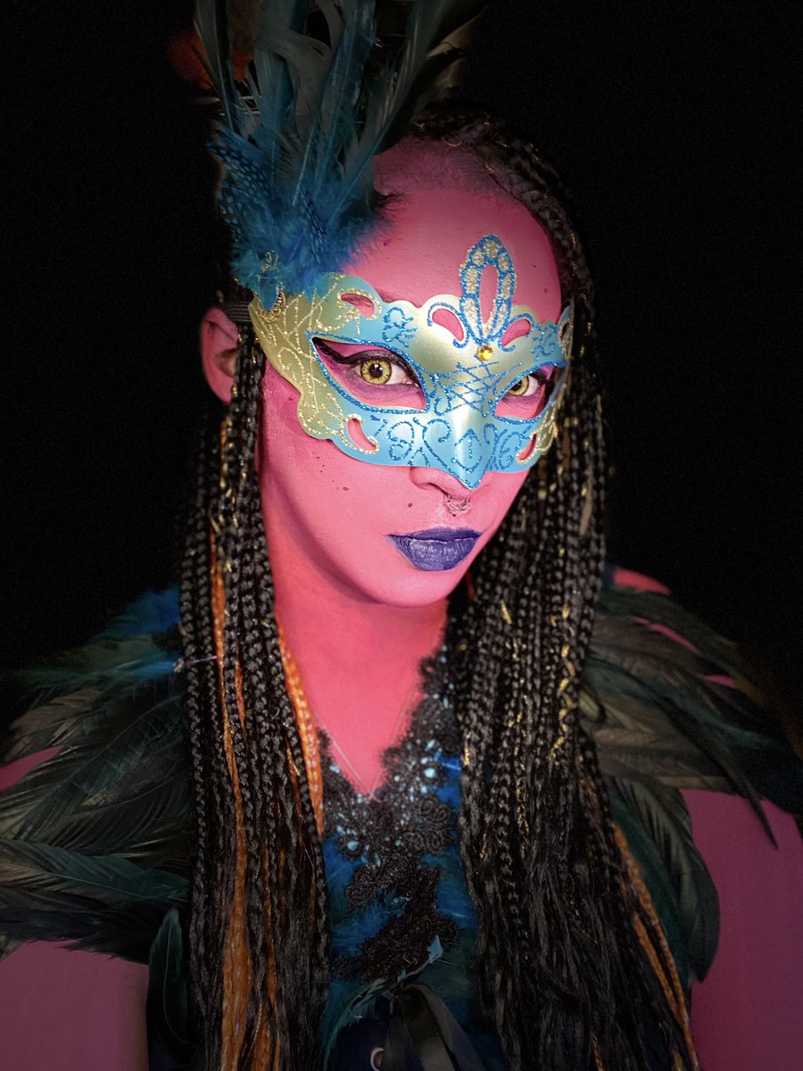 atrocitykitsch's tweet image. “Ser Disdemona Morgane of the Wayward Pool of the ancient forest of Thither in the Feywild domain of Prismeer.”

(Or, the @Roll4Luck Masquerade)