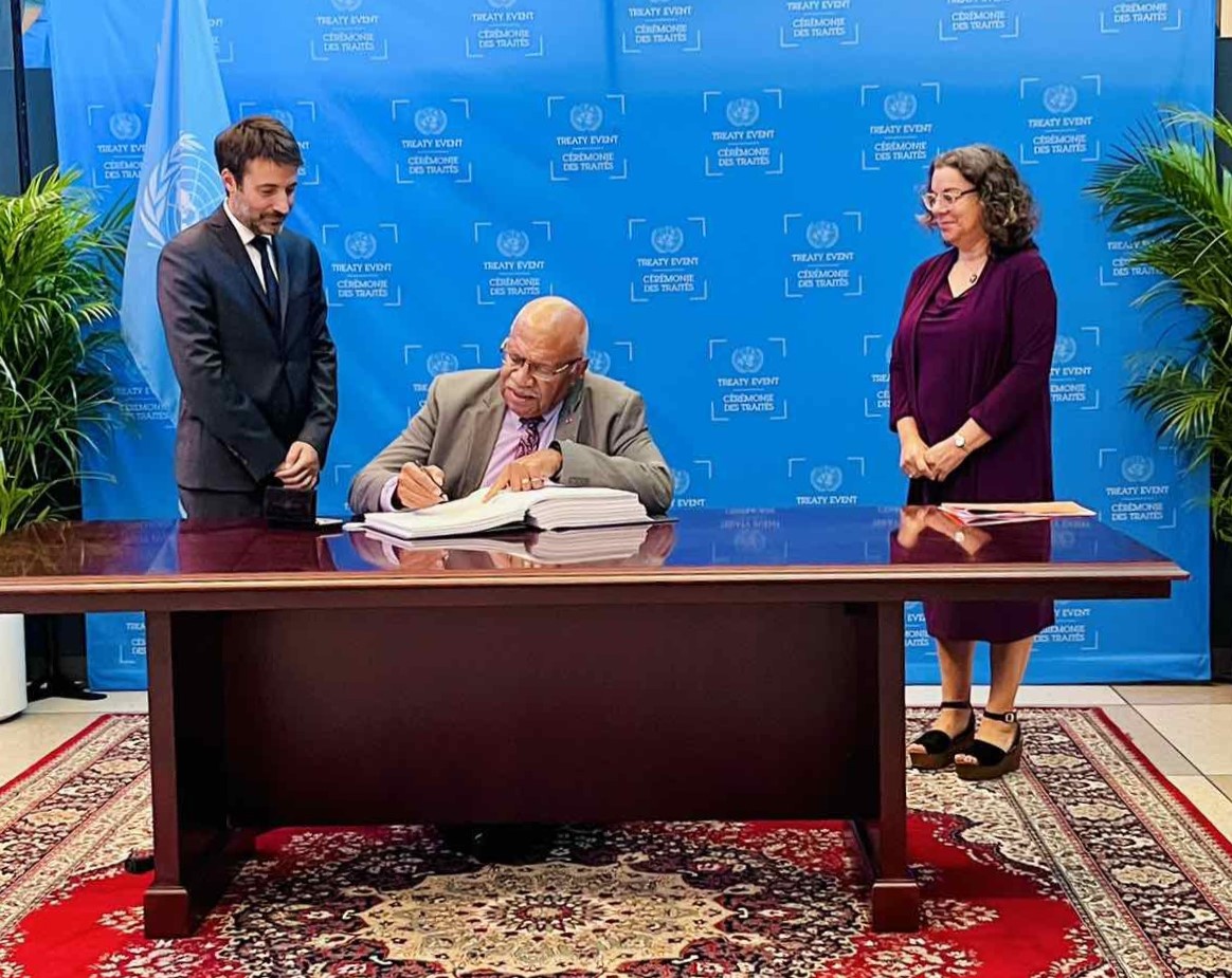 Fiji becomes one of the first nations to sign the historic #HighSeasTreaty at the United Nations, marking a significant step towards the protection and sustainable utilisation of #Marine resources beyond national #maritime boundaries Read more: pasifika.news/2023/09/fiji-t…
