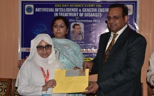 RisingKashmir's tweet photo. #GCW #MARoad holds #Science event; #SourabhBhagat felicitates winner #students
https://t.co/8EWIz5Uhv2 https://t.co/4H7SO3Q3LE