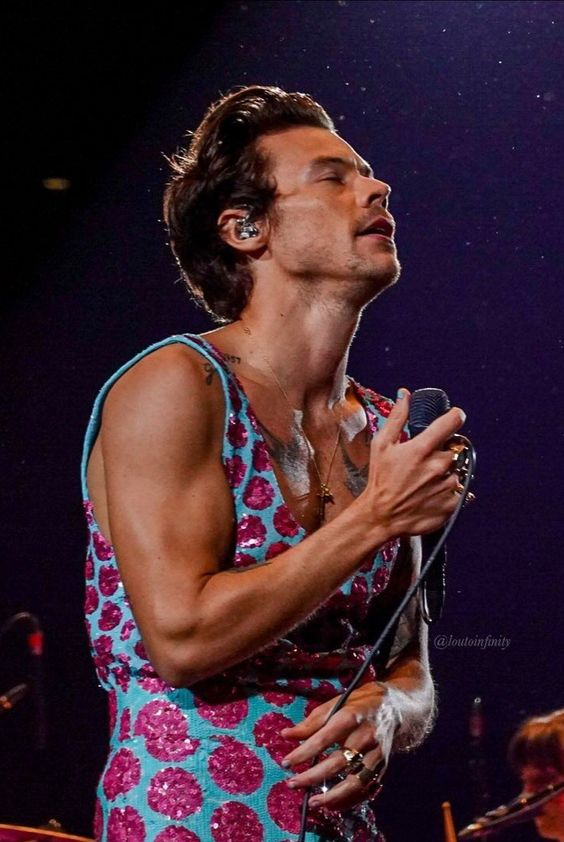 harry on tour (@heslotarchive) on Twitter photo 