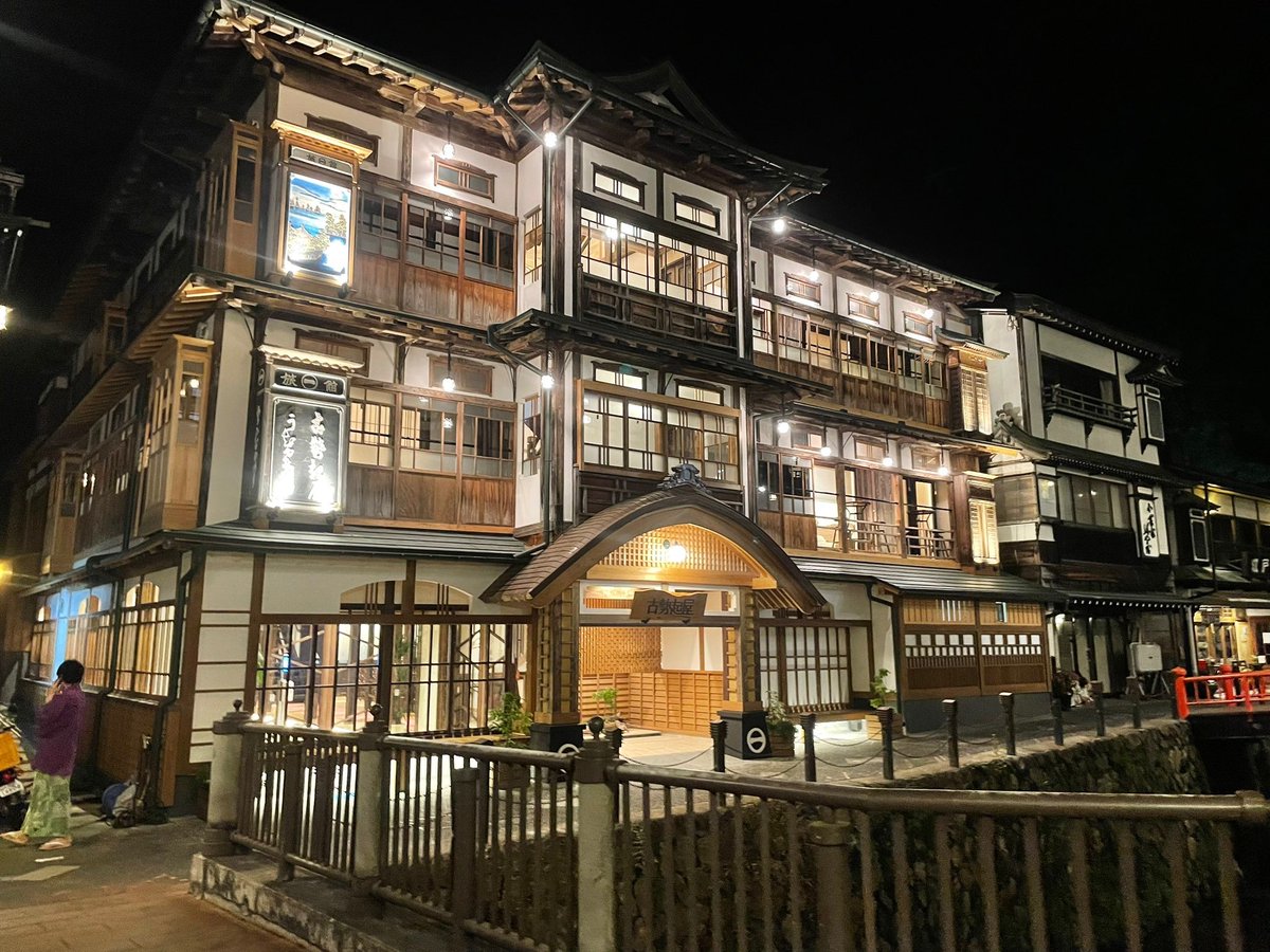 bozu_108's tweet photo. 山形県の泊まってよかったホテル・旅館選手権

最優秀賞
銀山温泉　古勢起屋本館
オールインクルーシブでお酒嗜み放題🍶
千と千尋の神隠しの雰囲気漂う能登谷さんを目の前に呑む一杯は格別😉 https://t.co/kjs9bP6OFn