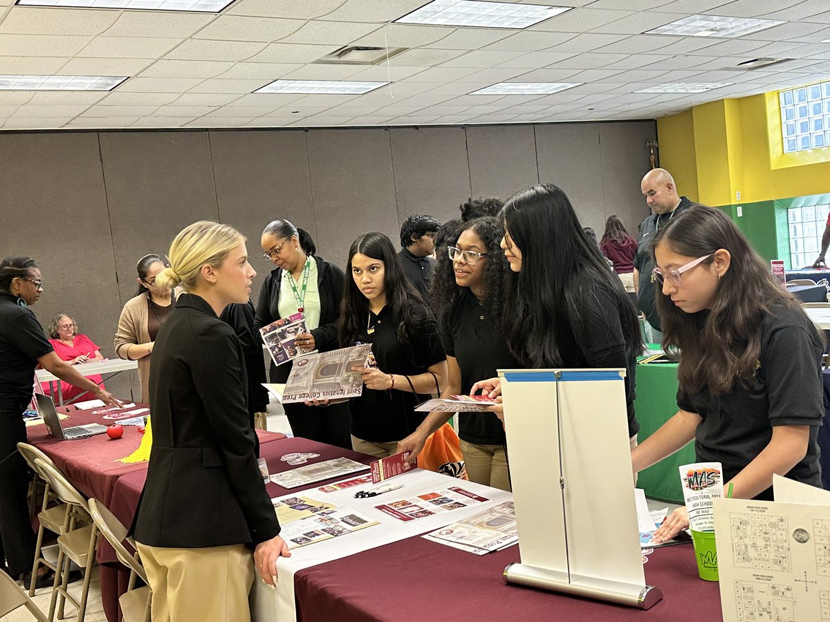 RJDaley_Academy's tweet photo. 19 schools that our scholars were exposed to! One of the best high school fairs!!! #WeAreDaley🐎 https://t.co/tRYWWY7QaP