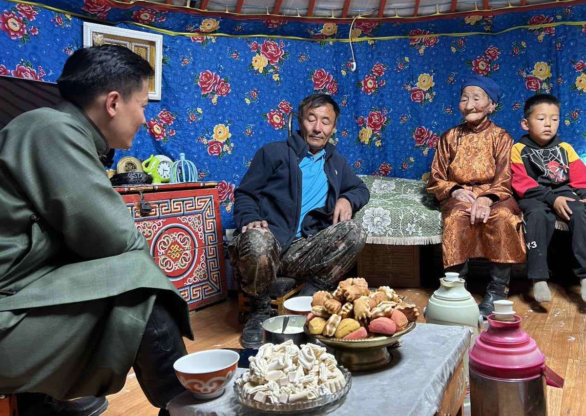 🇲🇳“Нээлттэй нам” уулзалт хэлэлцүүлэг Ховд аймагт үргэлжилж байна. МАН-ын Нарийн Бичгийн дарга О.Батнайрамдалаар ахлуулсан баг Ховд аймгийн Цэцэг сумд ажиллаа. 

Энэ үеэр ахмад настан Л.Булган, Н.Лхагва, Ө.Дулмаа хүндлэл үзүүлж санал хүсэлтийг нь сонслоо...
#НээлттэйНам #openparty