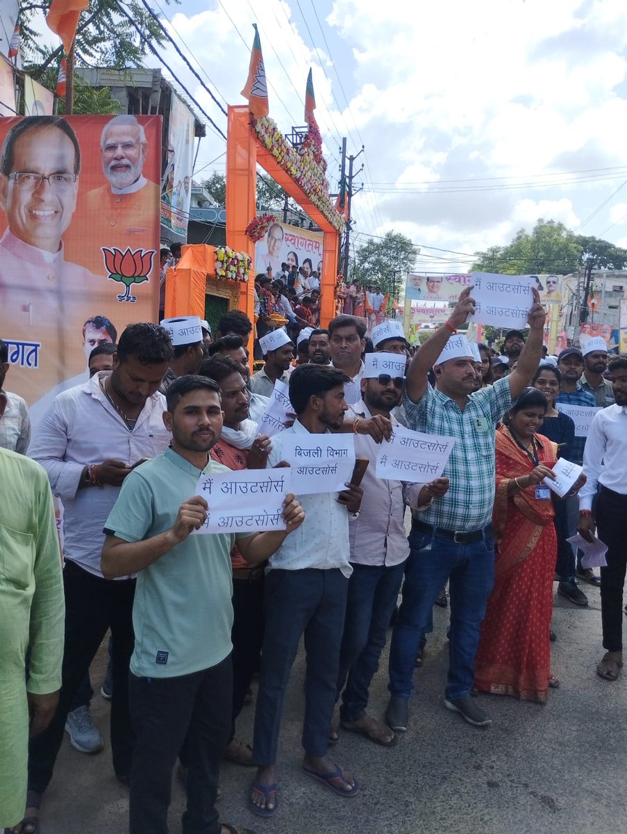 Mayur35166479's tweet photo. @AmitShah @BJP4India @OfficeofSSC @ChouhanShivraj @SadhnaShivraj @ks_chauhan @kunalchouhan मामाजी कभी कुछ नहीं मांगा मामा जी दिन रात त्योहारों के दिन अवकाशों के दिन कोरोना कल में शासन का कम समय पर पूर्ण किया पर आज जब भविष्य की बात आ रही हैतो सब अनदेखा कर रहे हैंन्याय करें मामा जी https://t.co/y6ZZOmWMUF