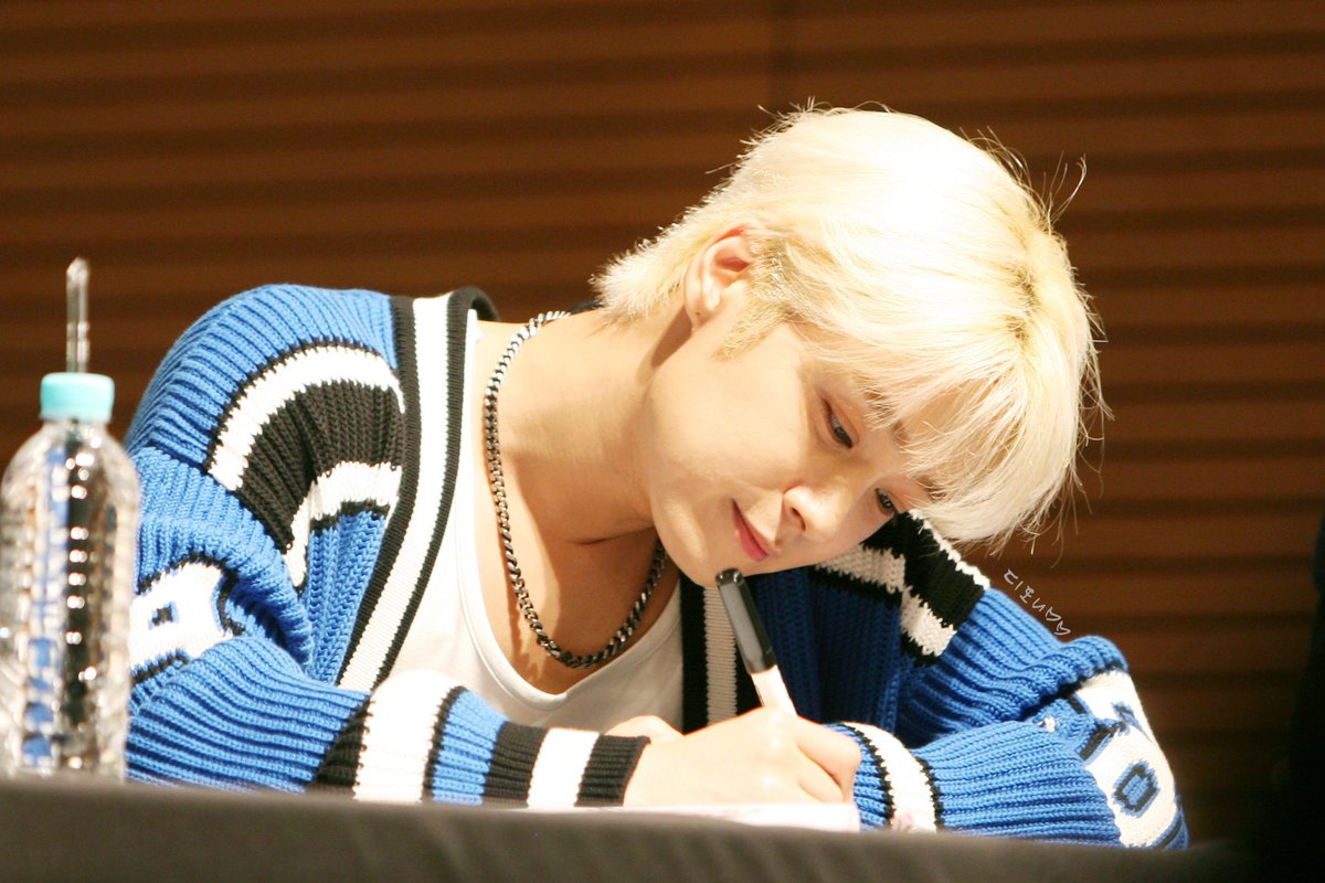 230908 에버라인 대면팬싸
싸인을 누가 그렇게 예쁘게 해요..? 

#FTISLAND #이재진