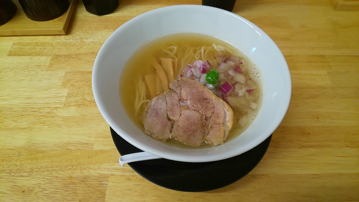 ht031418's tweet photo. 煮干しそば
麺屋
#春風
煮干しそば潮、ラーメン屋のカレーライスを頂きまシタ。
スープはスッキリ煮干しで、飲み干しそうに美味しかった上に、叉焼が厚くて肉感的で良かったデス。
カレーも合いマス。
ごちそうさまでシタ！！ https://t.co/4DVEv61bNN