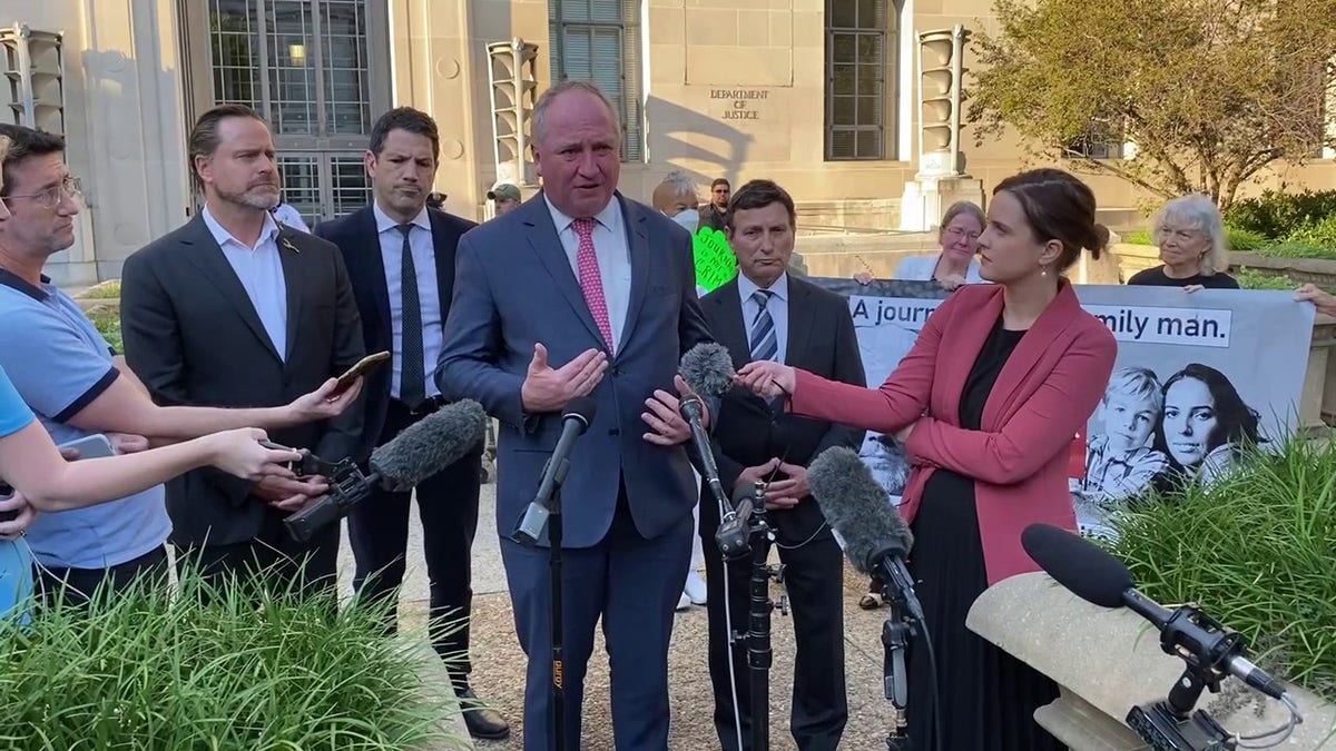 us_news_com's tweet photo. POLITICS: Australian delegation meets with US officials, members of Congress to demand Julian Assange’s freedom https://t.co/1wIVvW7OQt https://t.co/uWva8LqbKt
