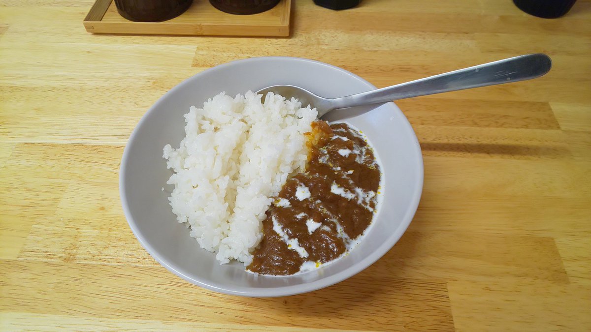 ht031418's tweet photo. 煮干しそば
麺屋
#春風
煮干しそば潮、ラーメン屋のカレーライスを頂きまシタ。
スープはスッキリ煮干しで、飲み干しそうに美味しかった上に、叉焼が厚くて肉感的で良かったデス。
カレーも合いマス。
ごちそうさまでシタ！！ https://t.co/4DVEv61bNN
