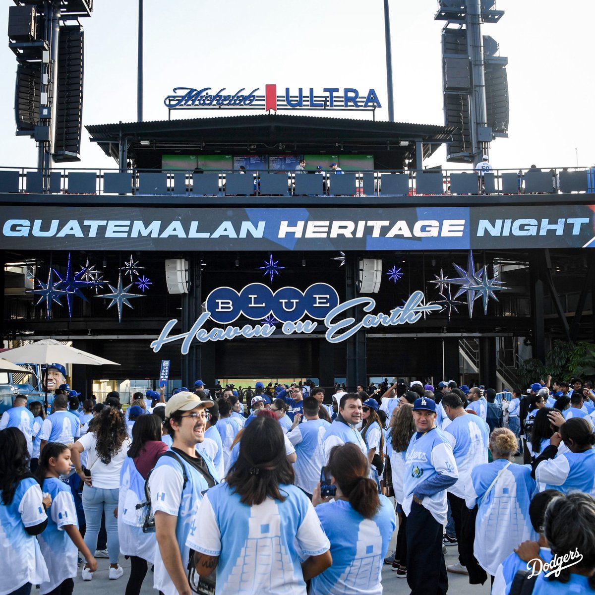 Dodgers's tweet photo. It’s Guatemalan Heritage Night at Dodger Stadium. 🇬🇹 https://t.co/ALXci41vMa