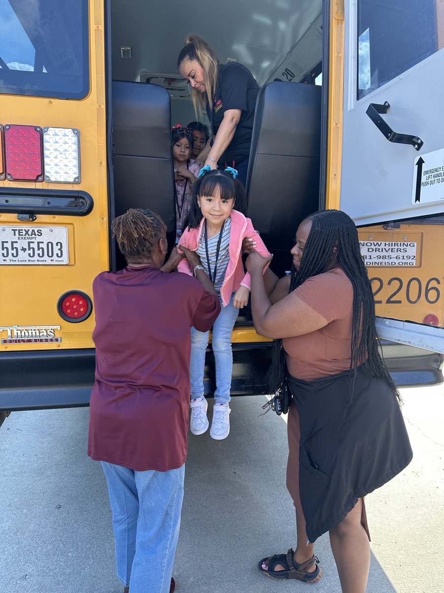 Our little cubs learned about bus safety today!  ⁦@ShekaDow⁩ ⁦@DozierMrs⁩ ⁦@Keeble_AISD⁩ ⁦@AldineISD⁩ #aldineconnected
