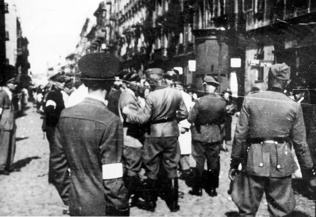 yadvashemES's tweet photo. #HoyEnLaHistoria
Policías alemanes y #judíos durante una Aktion en el gueto de #Varsovia.
El 21 de septiembre de 1942, Yom Kipur, último día de la deportaciones de Varsovia, la mayoría de los policías judíos y sus familias fueron deportados a #Treblinka.
https://t.co/dEErXcDhlT https://t.co/qy4WQaBsvv