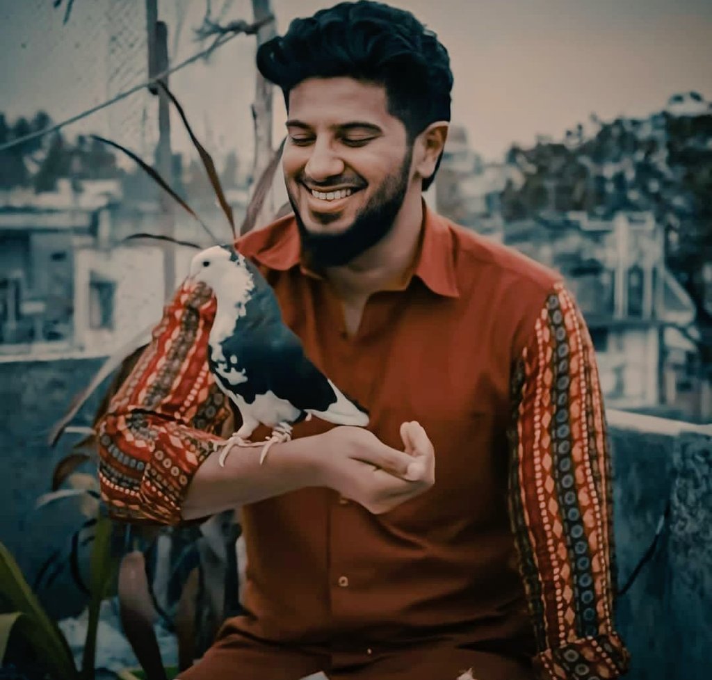 MkoeOfficial's tweet photo. Celebrating #6YearsOfParava - a cinematic masterpiece that showcased @dulQuer in an unforgettable extended cameo! Directed by the maestro Soubin Shahir. 

Here's to many more iconic collaborations to come! 🙌👏🔥 

#DulquerSalmaan #SoubinShahir https://t.co/tCjpgokuKX