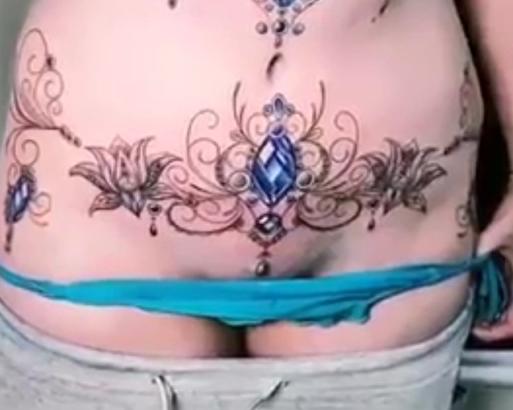 찌니가  최근 수술이후 복부에  수술자국이 자꾸 신경쓰인대서 타투를 하려합니다. 익산쪽 타투샵 하시는분 계실가요? 이런 상황에도 스믈스믈 올라오는 네토근성  힝ㅜㅜ