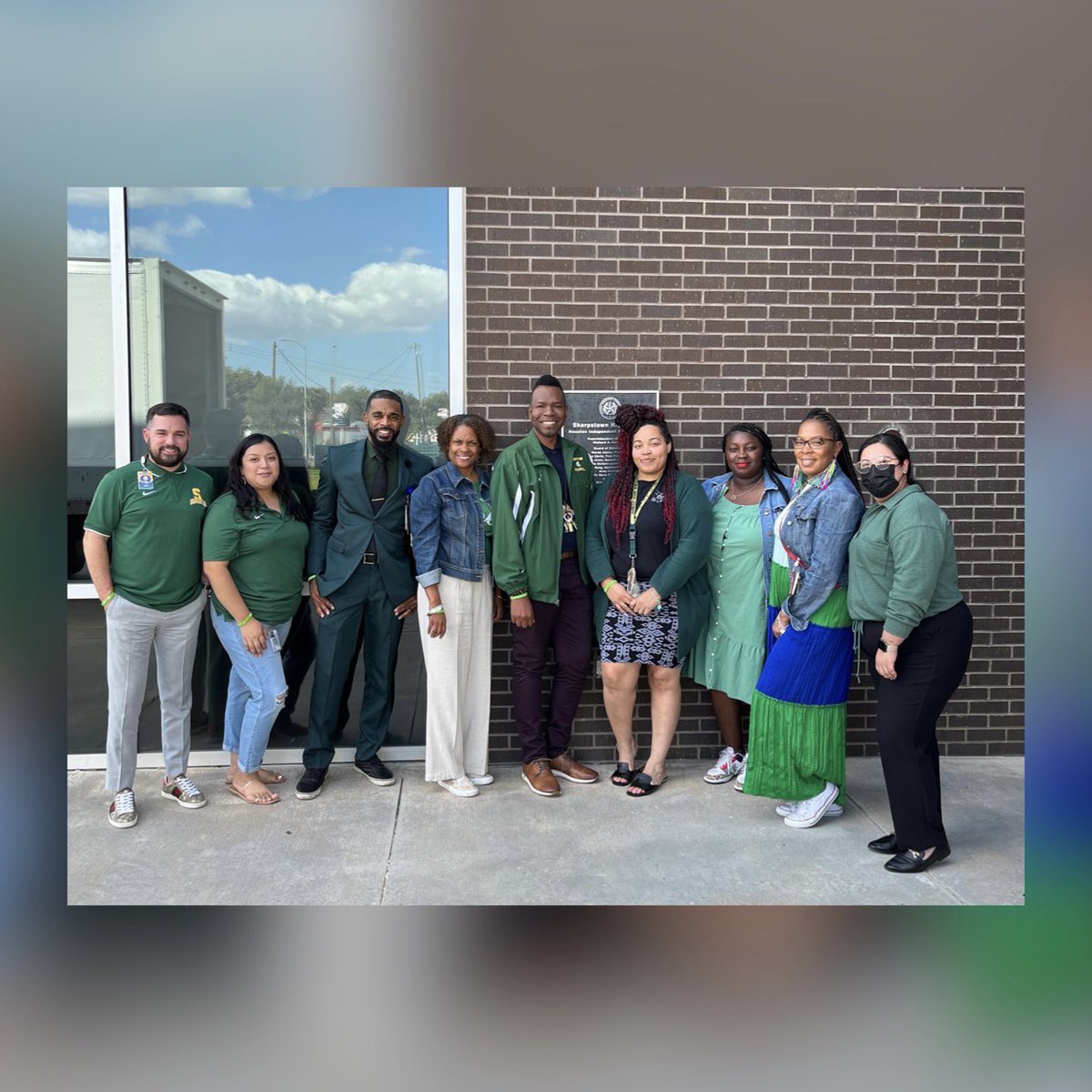 One thing about them @Sharpstown_HS Apollos is… we will always show out in our green!! 🔰 Standing in unity and solidarity with the #SandyHookPromise. 💚 #StartWithHelloWeek