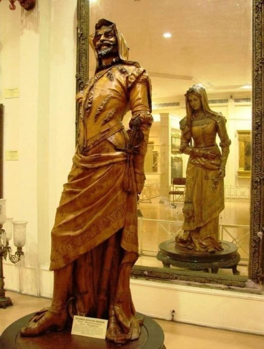 Questa è probabilmente una delle sculture più insolite al mondo. È stato creato da uno scultore francese "sconosciuto " nel XIX secolo ed è ora ospitato nel Museo Salar Jang di Hyderabad, in India.
La sua particolarità è che da un lato è scolpita la figura di un uomo e dall'altro
