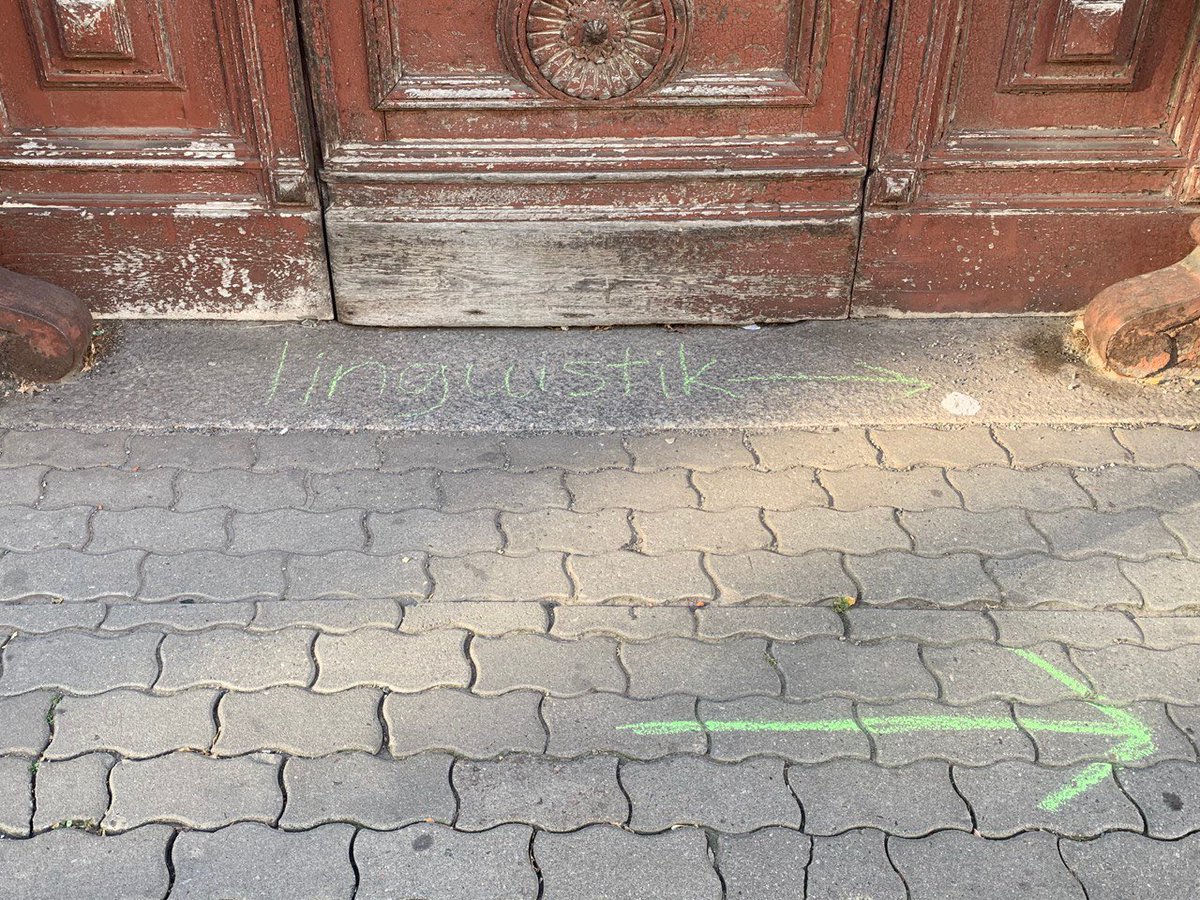 Today is the day! The way from the street to the Hedwig-Dohm-Haus is a bit of a garden path, so from Ziegelstraße 5, just follow the (colourless) green arrows and the signs.