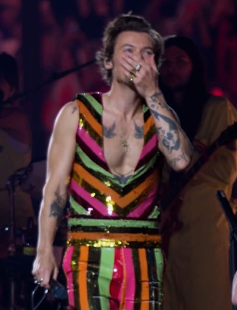 HarryNiallNews's tweet photo. Harry Styles last played at Madison Square Garden ONE YEAR AGO during his Love On Tour Residency leg. https://t.co/VcoHAKwMzo