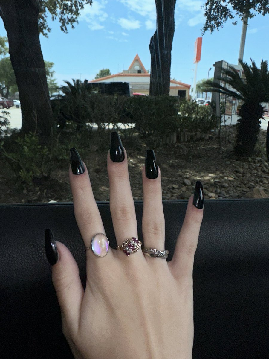 madsmasterpiece's tweet photo. a good manicure is worth it’s weight in gold✨ https://t.co/2F6azqDyqr