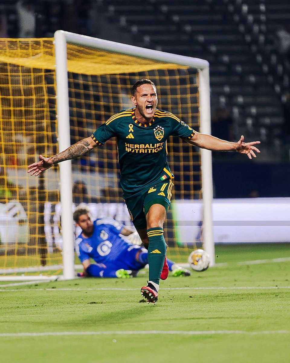 MLS's tweet photo. HAT TRICK 🎩🎩🎩

Billy Sharp, doo-doo, doo-doo, doo-doo https://t.co/zSadg9pop3