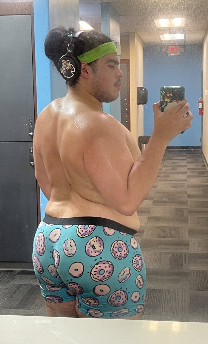 SlimySalamandaX's tweet photo. He was a donut boy
Said glaze you later boy https://t.co/PVe0GosCCX