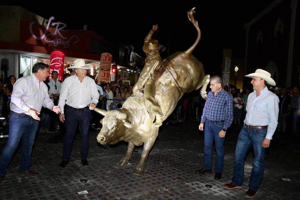 chema_fraustro's tweet photo. En compañía de mi esposa Beatriz, del Gobernador @mrikelme y del Gobernador electo @manolojim, inauguramos el Paseo Capital en el Centro Histórico de Saltillo, el cual se convierte en el nuevo sello de la ciudad, un lugar en el que convergen el patrimonio histórico y https://t.co/qGdrZgBh5r