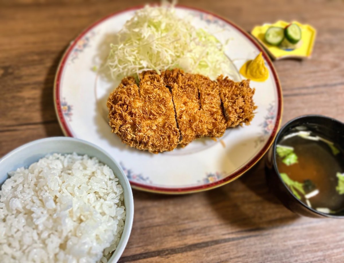 とんかつ 石亭八幡茶屋
ろーすかつ定食(B)

仙台のとんかつマニヤなら必ず訪れる銘店☆
サクサクでやや厚手の衣
しっとり柔らか赤身にｼﾞｭﾜ溶け脂
サイボクゴールデンポークの旨みを余すことなく、塩でも美味しくいただけるレベルの高いとんかつです
店主の愛情を感じる激盛りご飯も嬉しいですねぇ