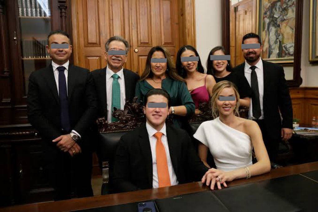 ApoloRegio's tweet photo. 🚨ÚLTIMA HORA🚨

Hoy se da a conocer que @samuel_garcias y su familia (esposa, hermanos, papás, cuñados y suegros) tramitaron en Reynosa un amparo que evita procesos penales en contra de cualquiera de ellos.

Lo interesante está en que el amparo es contra la FGR‼️

Temor fundado. https://t.co/MKOX7zFahX