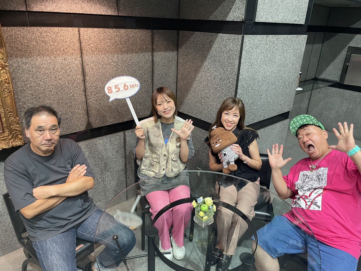 OWNERSyassun072's tweet photo. 今夜はコラボゲスト‼️
Live-ALL vol&gtの #Chihha さん🎤&FM川口の番組『#美EAT』に出演中の #こなみ先生 です💊女子力全開トークをお楽しみ下さい💃👯♀️
9月30日の川口フェスFM川口ステージにLive-ALLが緊急参戦🎸 夜もライブでダブルヘッダー‼️#オーナーズ #LiveAll #夜空のキキョウ #856studio https://t.co/1KtqDCQoAN