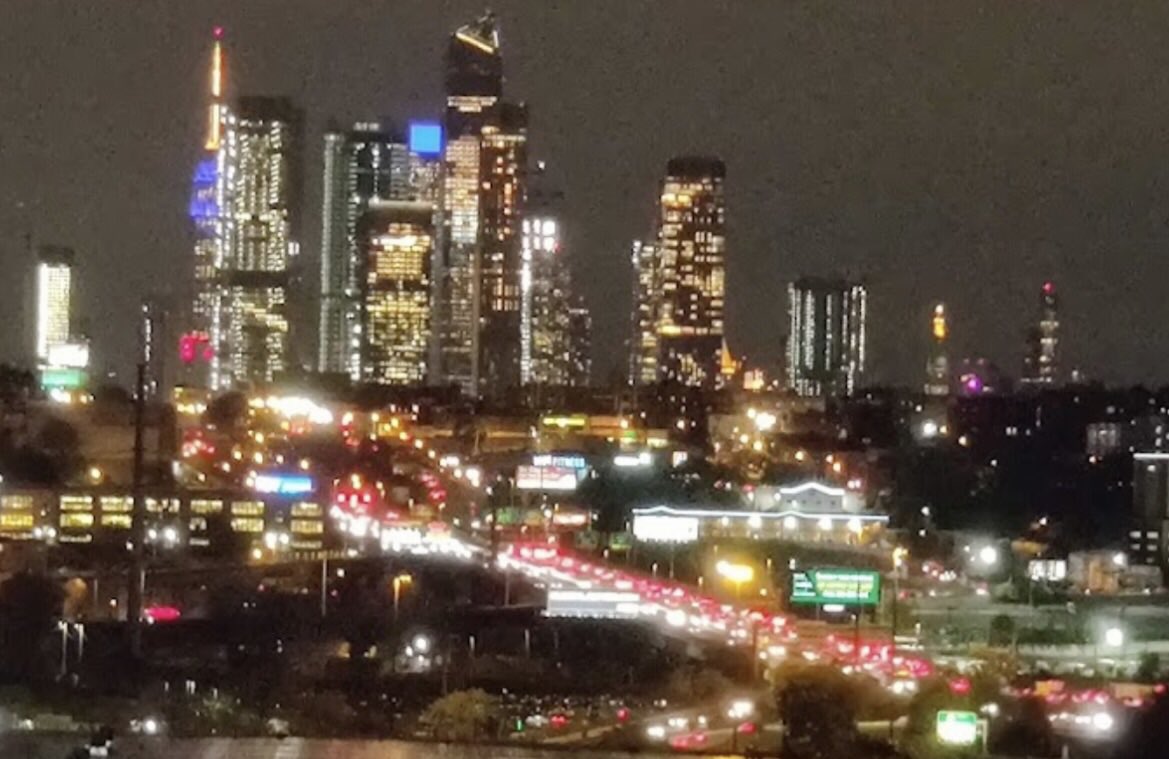 DanielleLFry's tweet photo. Blurry due to zooming in  but I see this 24/7.  Midtown NYC if you’re wondering. https://t.co/RJcjSqAdiv