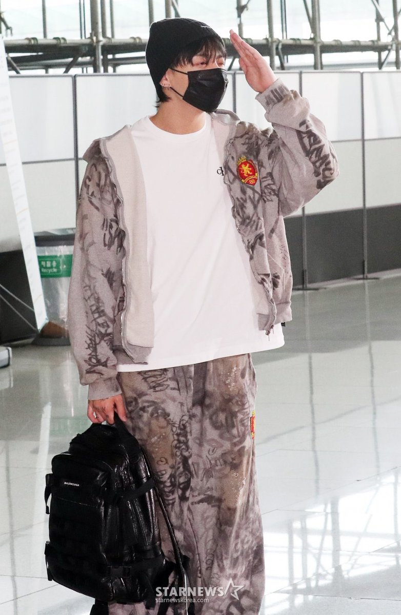 btspicstwt_'s tweet photo. [📸 PHOTOS] 

#Jungkook was at the ICN airport for departure to New York 🛫 (4)

[source: k-media] https://t.co/IS7HJBdmz8