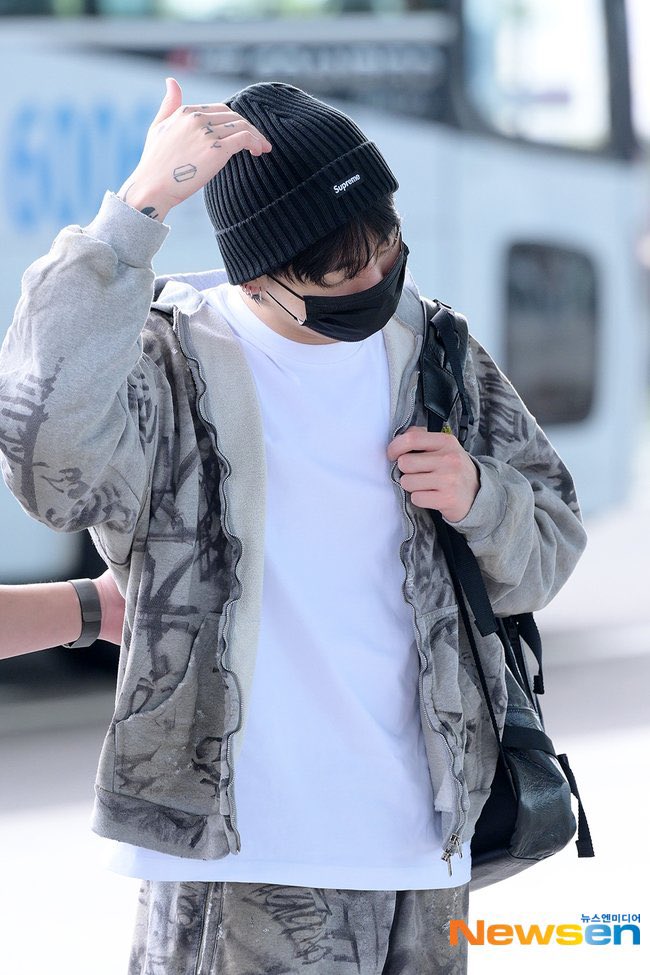 btspicstwt_'s tweet photo. [📸 PHOTOS] 

#Jungkook was at the ICN airport for departure to New York 🛫 (4)

[source: k-media] https://t.co/IS7HJBdmz8